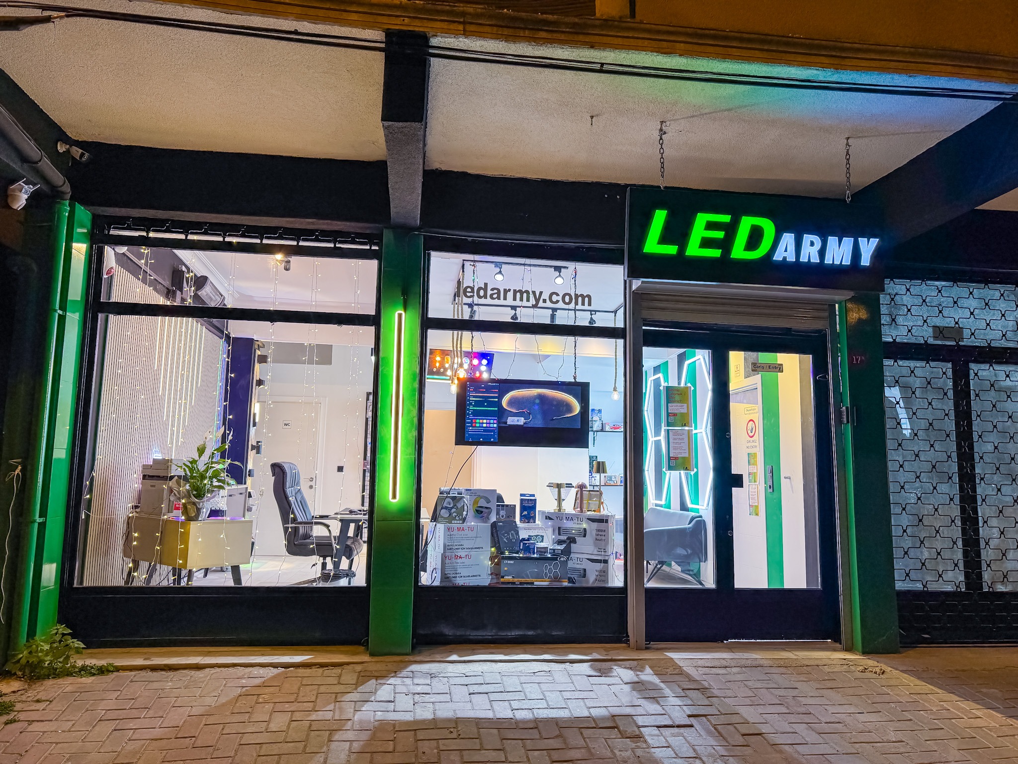 Ledarmy Elektronik Elektrik 19 Ekim 2024 tarihinde Bayrampaşa Belediye Başkanı Hasan Mutlu, Hakan Eyüp Hasbal ve Hilmi Han Ören ile İstanbul 15. Sokak No 17a'da açılıyor 04